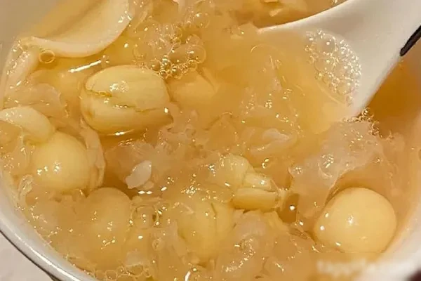 图片[1]-银耳莲子粥制作视频教程-爱尚配方网