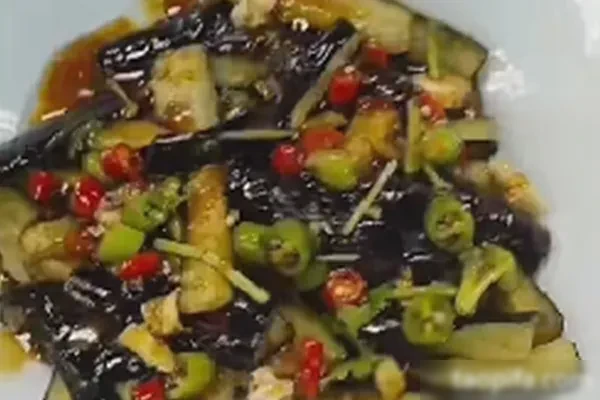 图片[1]-特色黄椒风味茄子制作视频教程-爱尚配方网