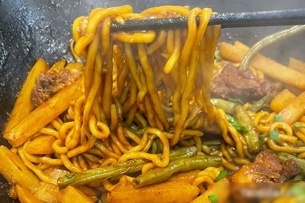 连锁店铁锅焖面技术-爱尚配方网